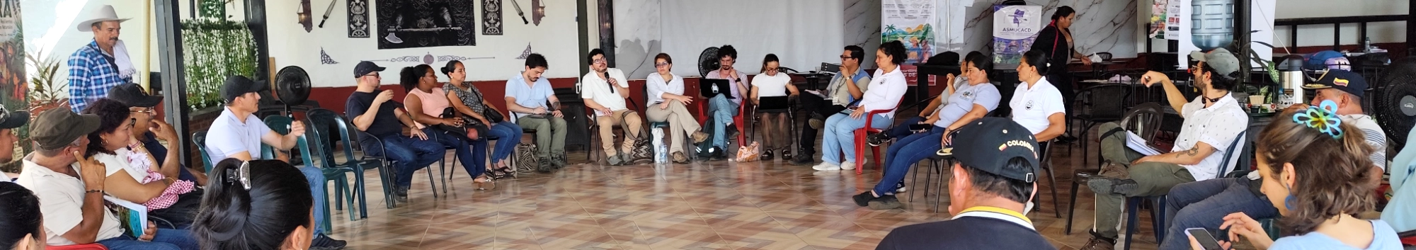 Mujeres participando en una sesión de trabajo colectivo en una biblioteca